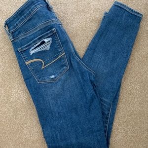 American Eagle Hi-Rise Distressed Jegging (Size 2)